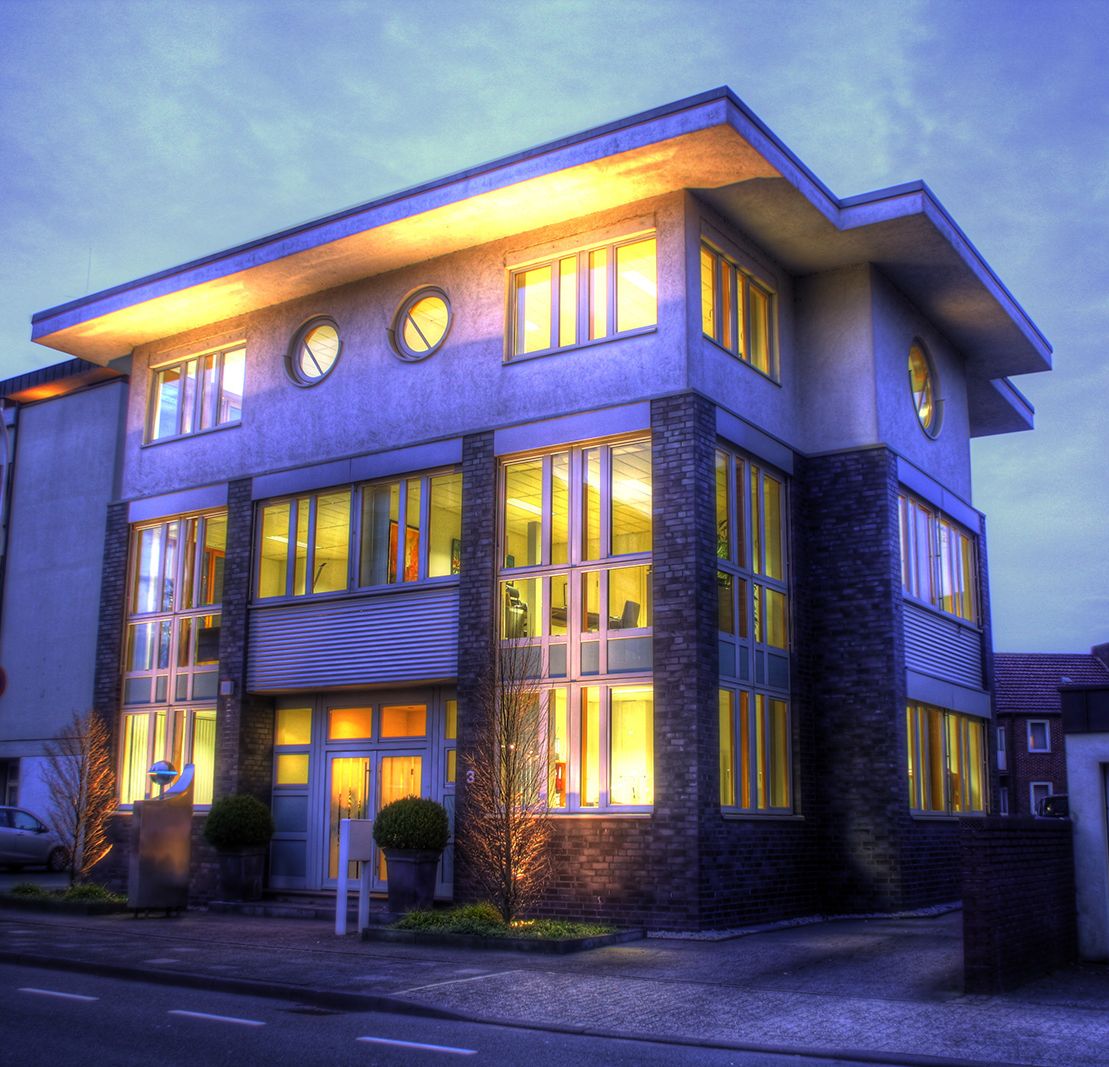 GEBÄUDE DER STEUERBERATERKANZLEI IN GRONAU - NIESING • PFEIFFER • LECHTENBERG - UNSER STANDORT IN DER Pfarrer-Reukes-Straße 3 in 48599 Gronau.
